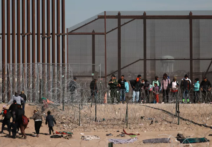 Migrantes intentan cruzar la frontera que divide a México de los Estados Unidos. EFE