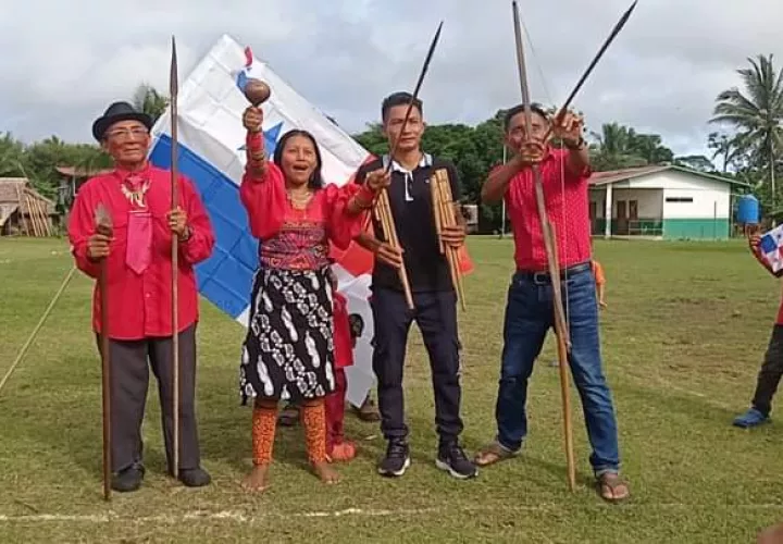 El acto de hoy se inició con un minuto de silencio por los caídos.