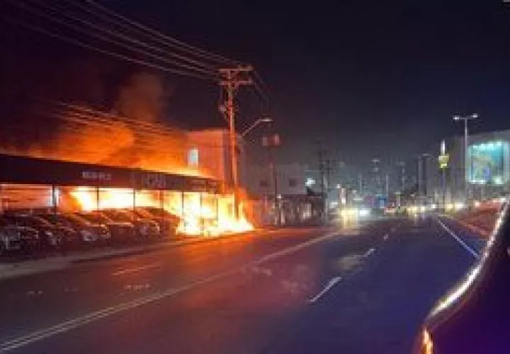 Escena del fuego en local de autos.