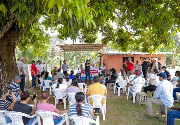 El candidato visitó varios puntos de la provincia de Herrera. 