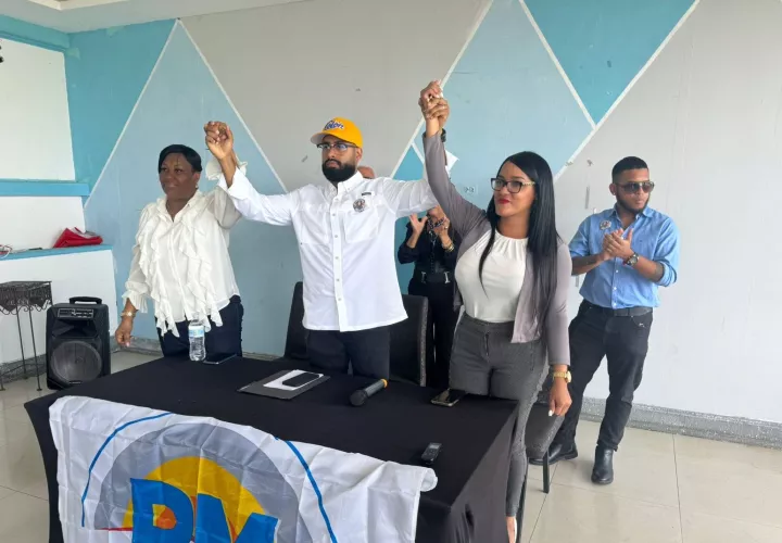 Víctor seguirá la carrera política de su madre.