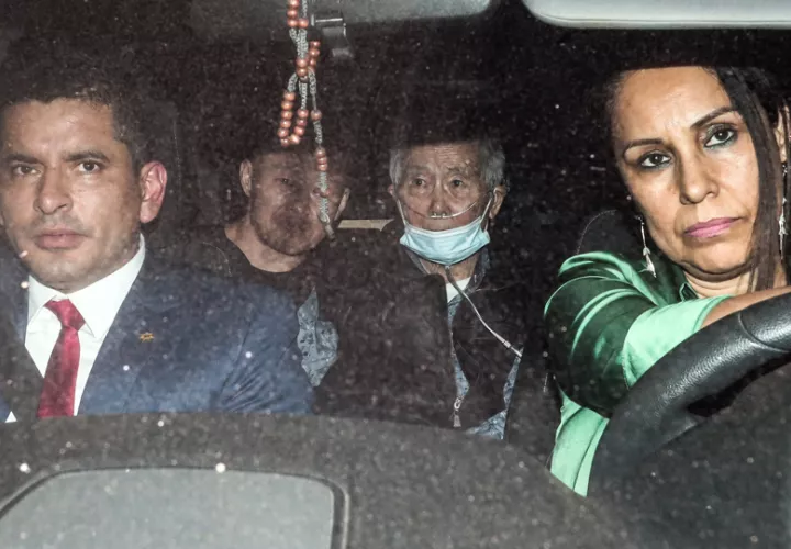 El expresidente peruano Alberto Fujimori (c) (1990-2000), sale del penal luego de ser puesto en libertad en cumplimiento de una orden del Tribunal Constitucional, en una fotografía de archivo. EFE