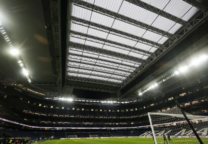 Vista del techo retráctil desplegado en el estadio Santiago Bernabéu. Foto: EFE
