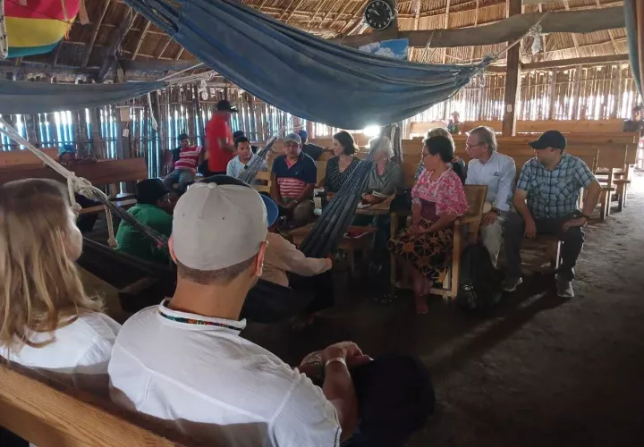 Parlamentarios se reunieron con miembros del Congreso Guna.