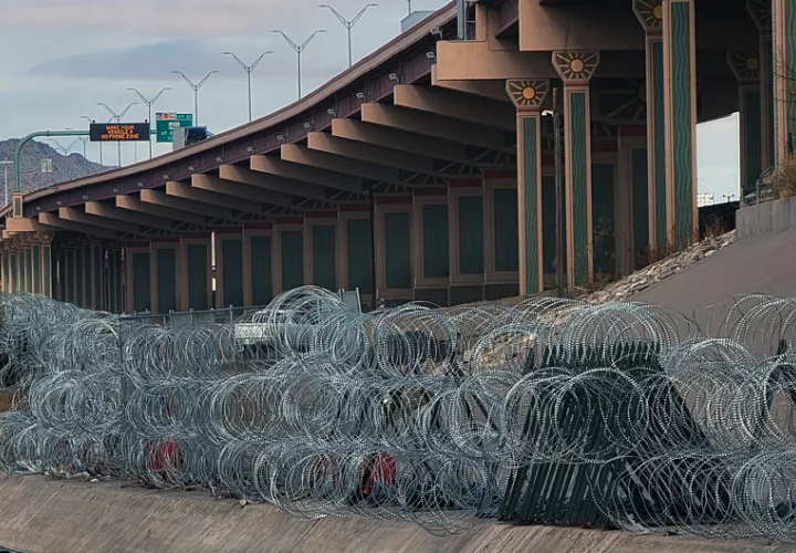 Vista de barricadas de alambre de púas, el 25 de enero de 2024 en el muro fronterizo desde Ciudad Juárez, Chihuahua (México). EFE