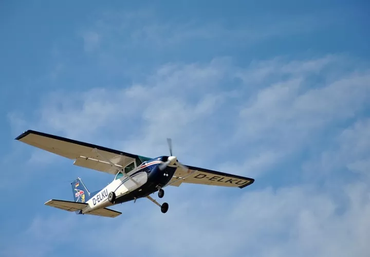 El piloto se equivocó en el aterrizaje y chocó contra un automóvil que estaba en la carretera. Imagen ilustrativa / Pixabay