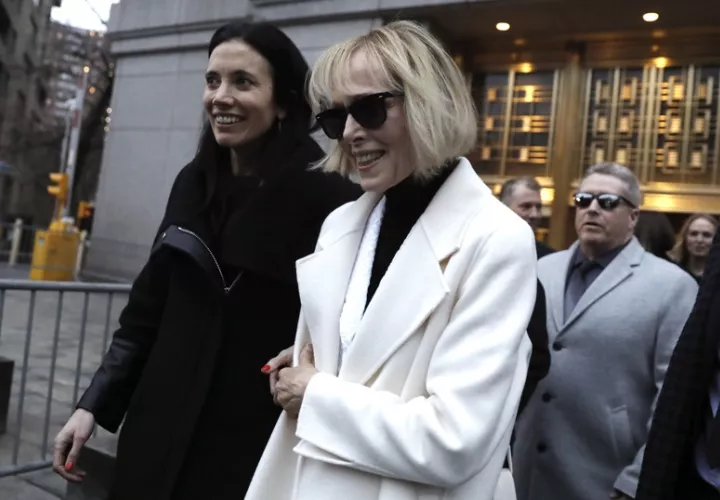 Escritora E. Jean Carroll (c). EFE / Archivo