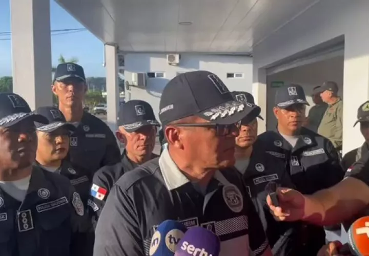 Director de la Policía habla a la prensa sobre el caso.