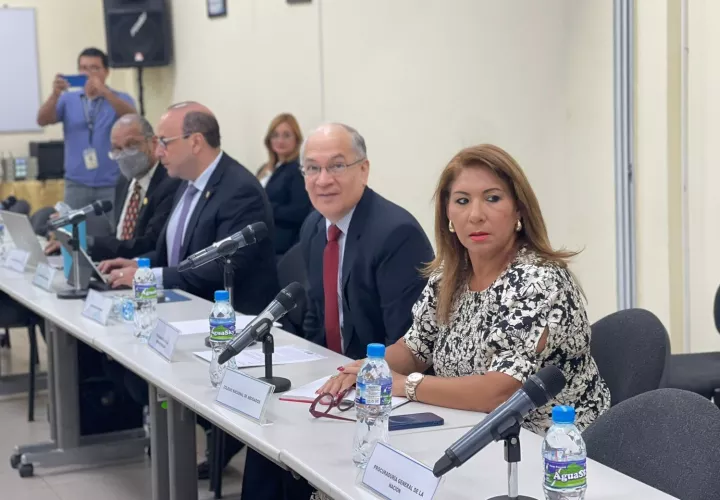 Miembros de la Comisión de Estado por la Justicia. 