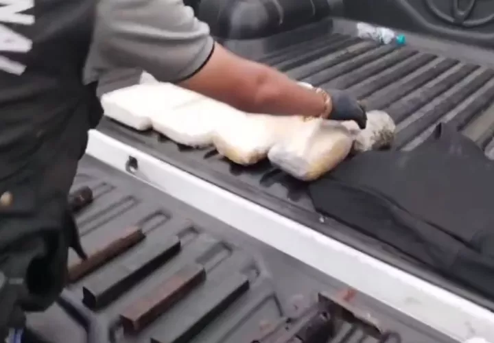 Paquetes de droga encontrados en un lote baldío.