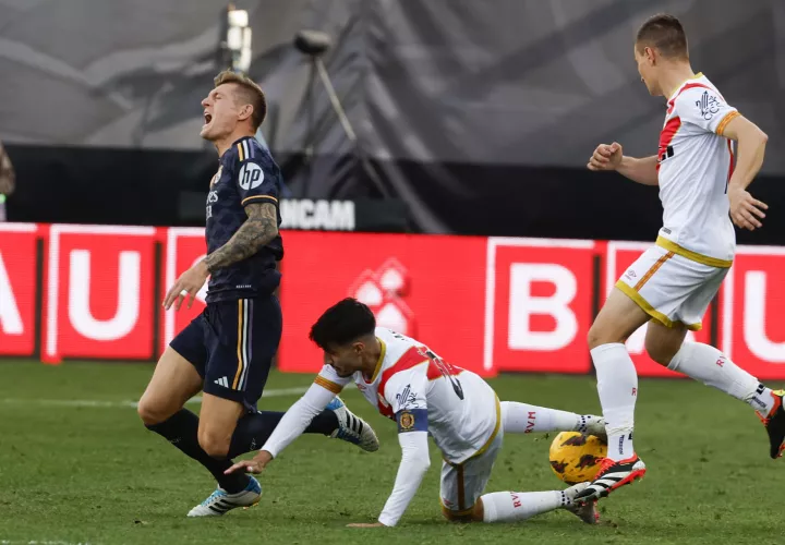 Toni Kroos (i) disputa el balón con Óscar Valentín (c), del Rayo Vallecano. Foto: EFE