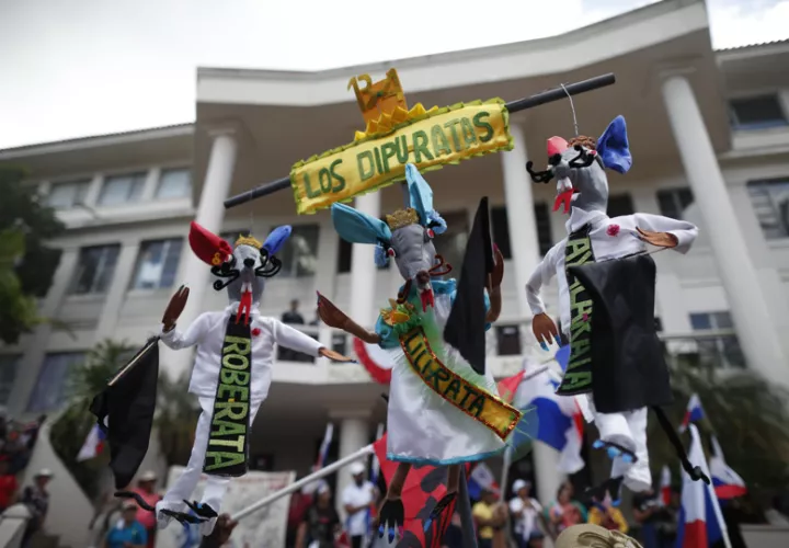 Por más de un mes hubo protestas por ciudadanos y gremios que solicitaban a la CSJ que declarara inconstitucional el contrato minero. 