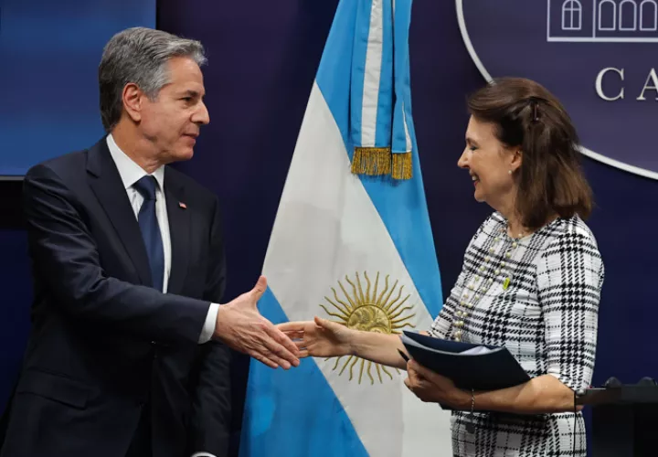  El secretario de Estado de Estados Unidos, Antony Blinken (i), estrecha manos con su homóloga argentina, Diana Mondino (d). EFE