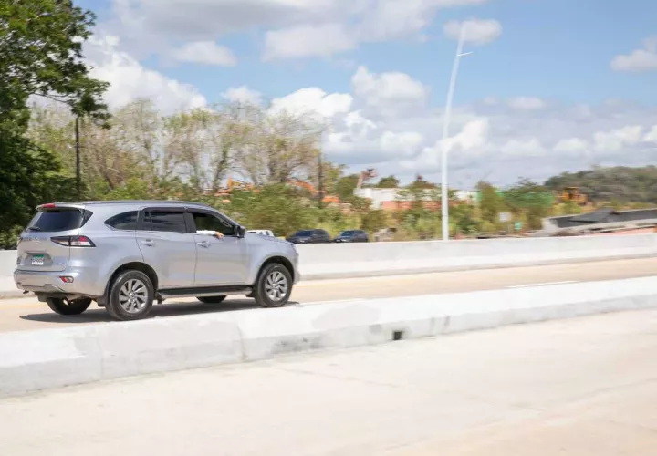 El Mandatario realiza un recorrido en auto en el nuevo viaducto.