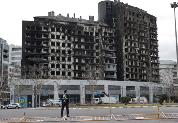 ercera jornada de luto en València por las diez víctimas mortales del incendio de un edificio del barrio de Campanar, donde los bomberos continúan trabajando. EFE