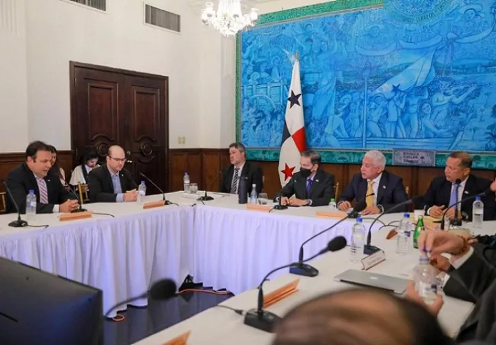  El presidente de la República, Laurentino Cortizo Cohen recibió a Representantes del sector logístico, a nivel privado y algunos miembros del Gabinete Logístico.