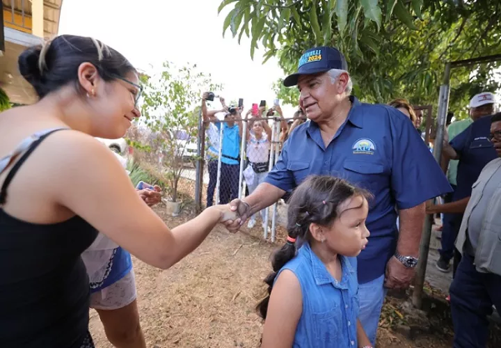 El candidato a la vice presidencia de la República, José Raúl Mulino, visitó algunas casas de hogares humildes.