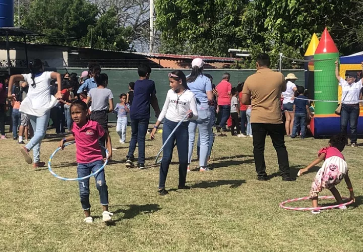 Para realizar esta actividad se tocan las puertas de familiares y amigos quienes donan para apoyar a los niños santeños