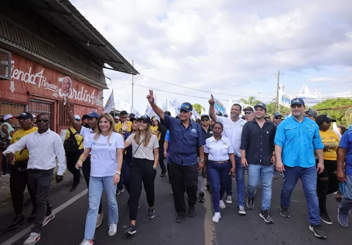   José Raúl Mulino recorrió la comunidad de Villa Unida donde prometió medicinas, agua y salud para los habitantes de Chilibre.