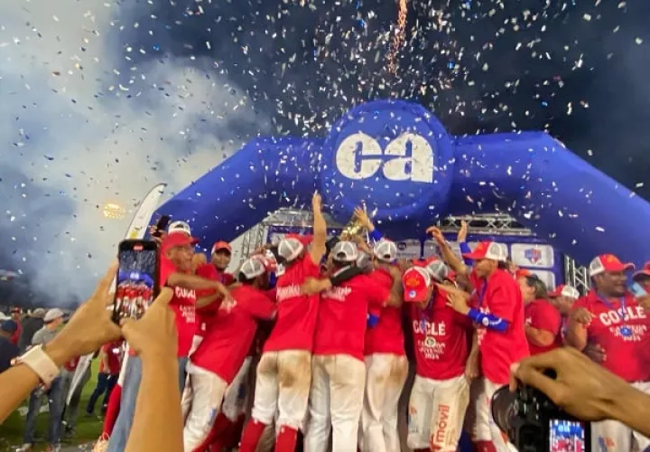 Los jugadores de Coclé celebran con el trofeo de campeones del béisbol juvenil. Foto: Fedebeis