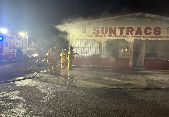 La sede del suntracs visiblemente afectada tras el fuego que fue extinguido por miembros del Cuerpo de Bomberos. 
