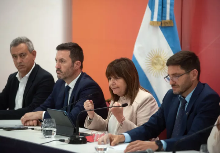 La ministra de Seguridad argentina, Patricia Bullrich (c); el ministro de Defensa argentino, Luis Petri (2i); el gobernador de Santa Fe, Maximiliano Pullaro (d), y el alcalde de Rosario, Pablo Javkin (i), ofrecen este lunes una rueda de prensa. EFE