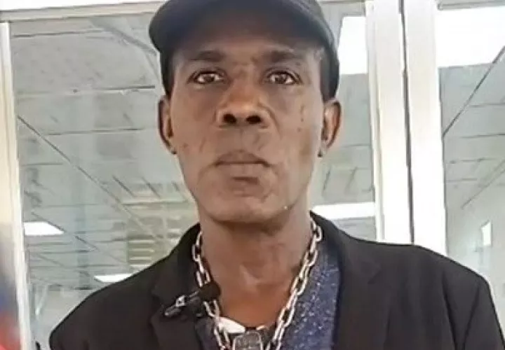 Maestro Carlos Thorne, dicta la asignatura de inglés.