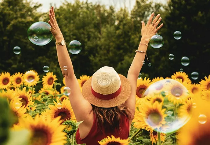 Nacemos con la capacidad de sentirnos felices y de aprender a serlo, recuerdan los expertos por el 20 de marzo, Día Mundial de la Felicidad. Foto / EFE