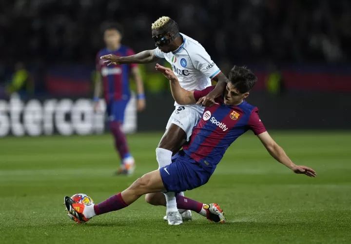 El defensa del FC Barcelona Pau Cubarsí (d) lucha con Victor Osimhen. Foto: EFE