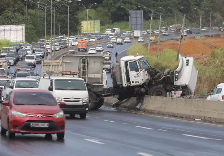 el camión terminó sobre un jersey. 