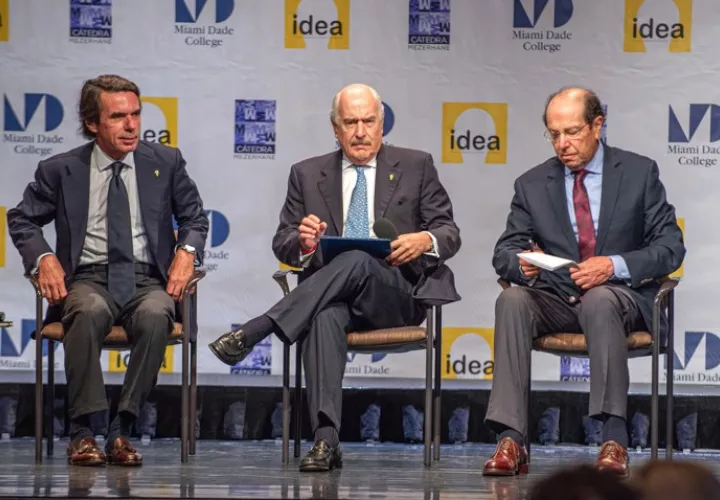 En la imagen aparece el expresidente del Gobierno de España José María Aznar; de Colombia, Andrés Pastriana, y de Ecuador Osvaldo Hurtado. EFE / Archivo