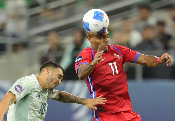 Ismael Díaz (d) disputa el balón con Luis Gerardo Chávez (c) de México. /Foto: EFE