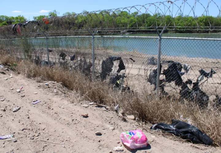 Fotografía de la frontera vista desde Eagle Pass este viernes en Eagle Pass (EE. UU). EFE