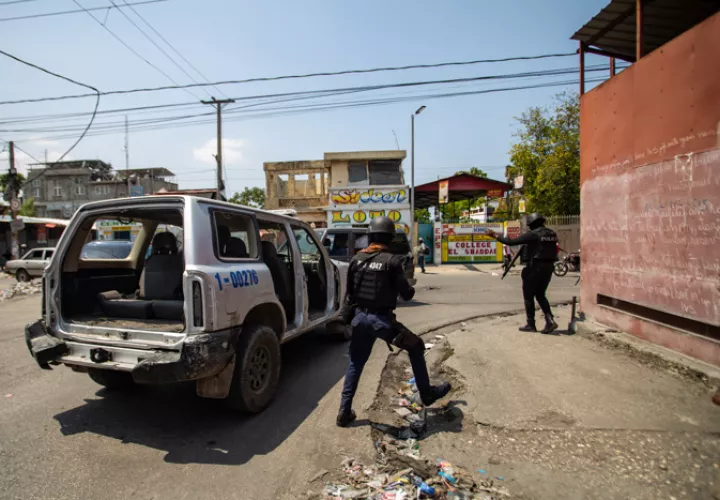 Policías patrullan las calles de Puerto Príncipe (Haití). EFE