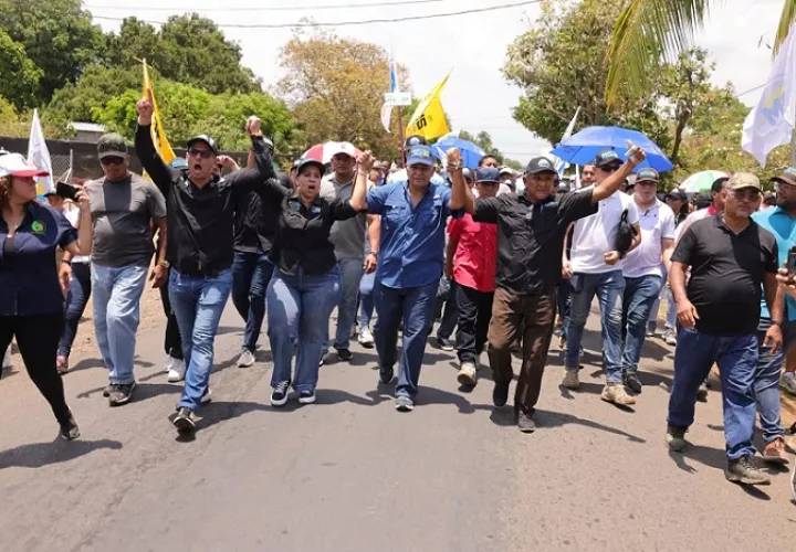 El candidato aprovechó la oportunidad para reunirse con sus candidatos a diputados, representantes y alcaldes de los dos colectivos que integran la alianza.