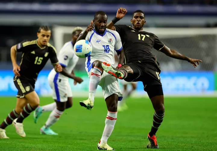 Waterman (i) de Panamá disputa el balón con Damion Lowe de Jamaica. Foto: EFE