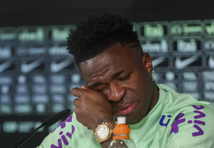 Vinicius Jr. llora en la conferencia de prensa. /Foto: EFE