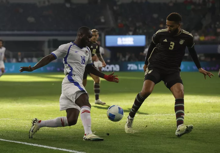 Cecilio Waterman (i) en acción contra el defensor de Jamaica Michael Hector. /EFE
