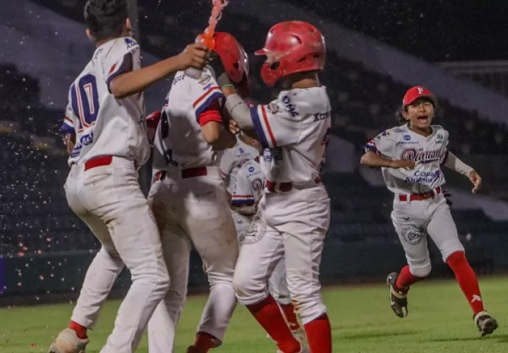Jugadores del equipo de Panamá (Federales de Chiriquí), celebran el triunfo sobre Nicaragua. Foto: CBPC