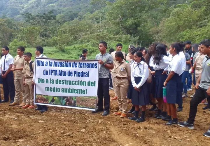 La comunidad educativa reclama las tierras del colegio.
