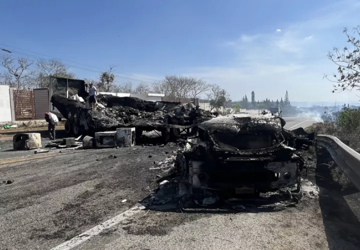 Vehículos de carga calcinados tras los enfrentamientos entre supuestos grupos armados este lunes en el municipio de Berriozabal, Chiapas (México). EFE