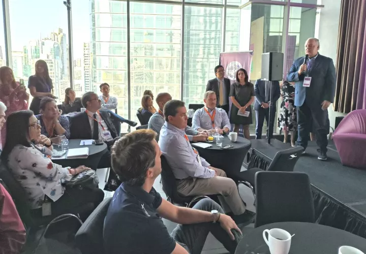 Expositor y asistente en el foro, organizado por Capac.