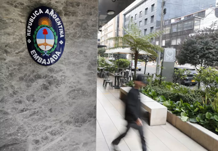 Un hombre pasa frente a la embajada de Argentina este jueves, en Bogotá (Colombia). EFE