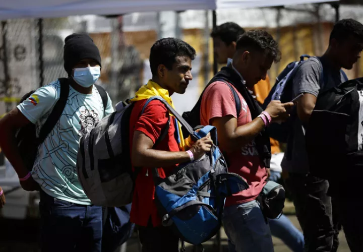 Personas migrantes de origen venezolano esperan, en un refugio temporal de Ciudad de Panamá (Panamá). EFE / Archivo