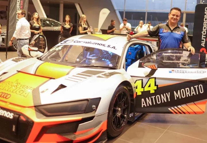 El piloto panameño Solly Betesh durante la presentación oficial de su auto. Foto: Cortesía