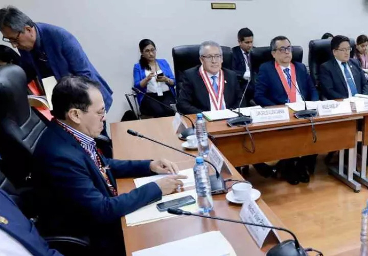  fiscal general interino, Juan Carlos Villena (c), asistiendo a la Comisión de Fiscalización del Congreso este martes, en Lima (Perú). EFE