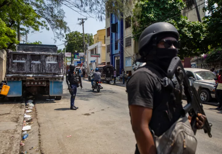 Policías patrullan las calles de Puerto Príncipe (Haití). EFE / Archivo