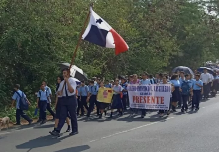 La comunidad educativa inició un ciclo de protestas que ya habían anunciado, que les llevó incluso al cierre de la vía principal de la comunidad. 
