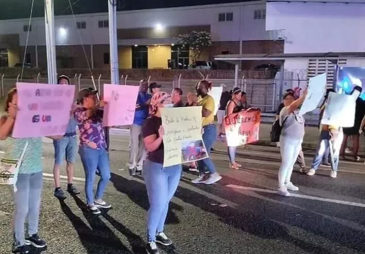 Mujeres cierran vía a altura de la 24 de Diciembre.