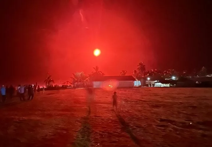 Las luces de bengala fueron lanzadas cerca de la costa.